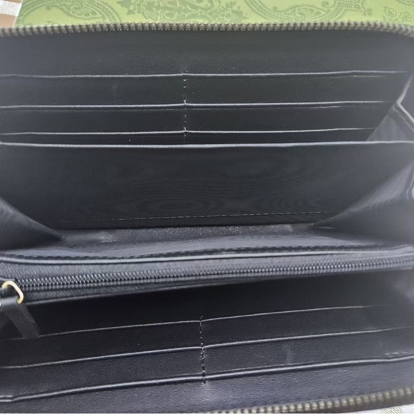 Gucci Black Chevron Wallet with Gold Logo - Picture 7 of 7